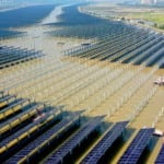 Obras da Hidrel&eacute;trica de Jiangxia, quarta maior usina de energia maremotriz do mundo, associada a gera&ccedil;&atilde;o solar fotovoltaica, na cidade de Taizhou, prov&iacute;ncia de Zhejiang, na China (Foto Liu Zhenqing/VCG)