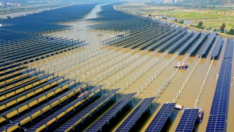 Obras da Hidrelétrica de Jiangxia, quarta maior usina de energia maremotriz do mundo, associada a geração solar fotovoltaica, na cidade de Taizhou, província de Zhejiang, na China (Foto Liu Zhenqing/VCG)