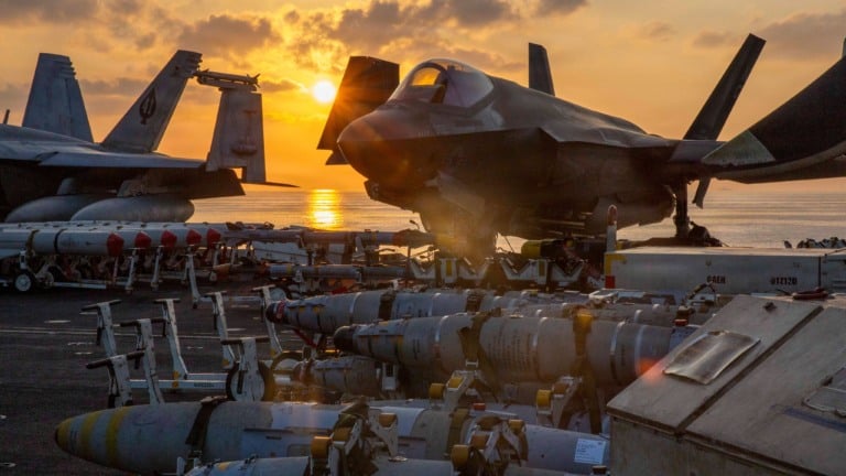 Petróleo fecha com salto 9% com novas ameaças do Irã à navegação no Estreito de Ormuz