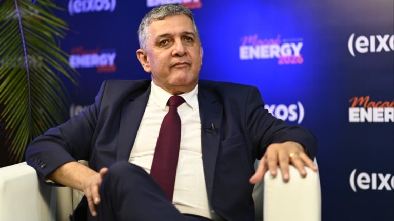 Ramon Gidalte, prefeito de Casimiro de Abreu, fala ao estúdio eixos durante a Macaé Energy 2026, em 17 de março (Foto Bruno de Lima/agência eixos)