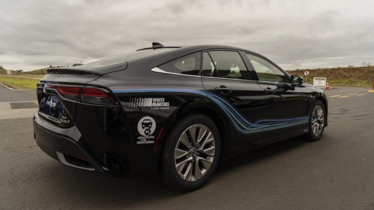 Sedã esporte 'Mirai' na cor preta, da Toyota, movido 100% a hidrogênio (Foto Divulgação)