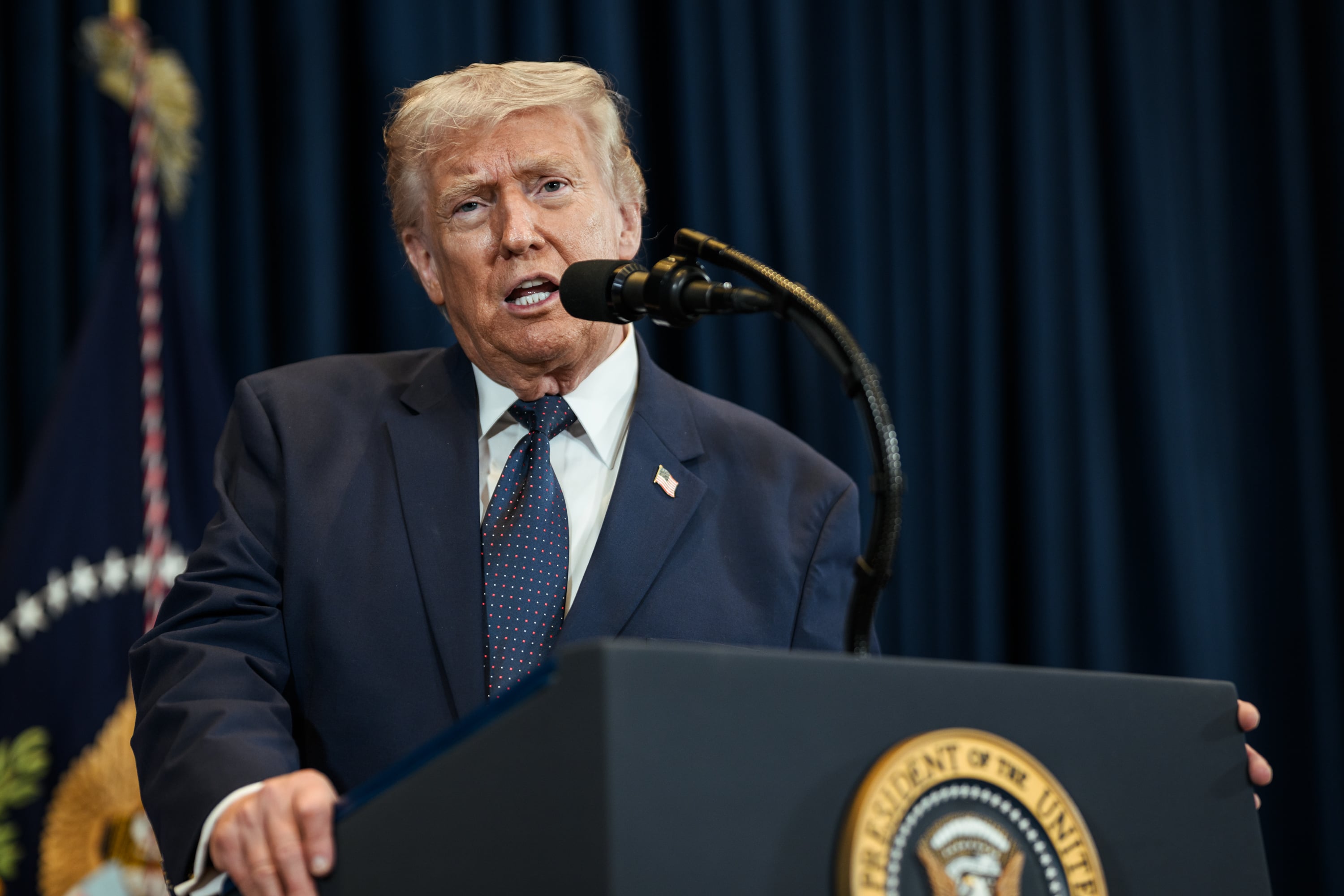 Petróleo fecha em alta com ameaças de Trump contra o Irã e cessar-fogo em xeque