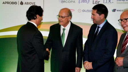 André Nassar (Abiove) e Jerônimo Goergen (Aprobio) recebem Geraldo Alckmin durante lançamento da AliançaBiodiesel, em 8 de abril de 2026 (Foto Cadu Gomes/VPR) André Nassar (Abiove) e Jerônimo Goergen (Aprobio) recebem Geraldo Alckmin durante lançamento da AliançaBiodiesel, em 8 de abril de 2026 (Foto Cadu Gomes/VPR)