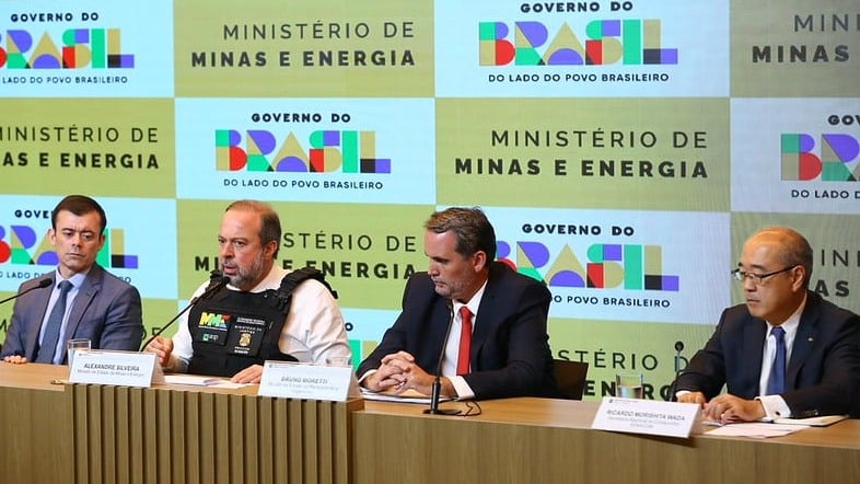 Ministro do Planejamento e Orçamento, Bruno Moretti, e ministro de Minas e Energia, Alexandre Silveira em coletiva à imprensa, em 14 de abril de 2026 (Foto Tauan Alencar/MME) Ministro do Planejamento e Orçamento, Bruno Moretti, e ministro de Minas e Energia, Alexandre Silveira em coletiva à imprensa, em 14 de abril de 2026 (Foto Tauan Alencar/MME)