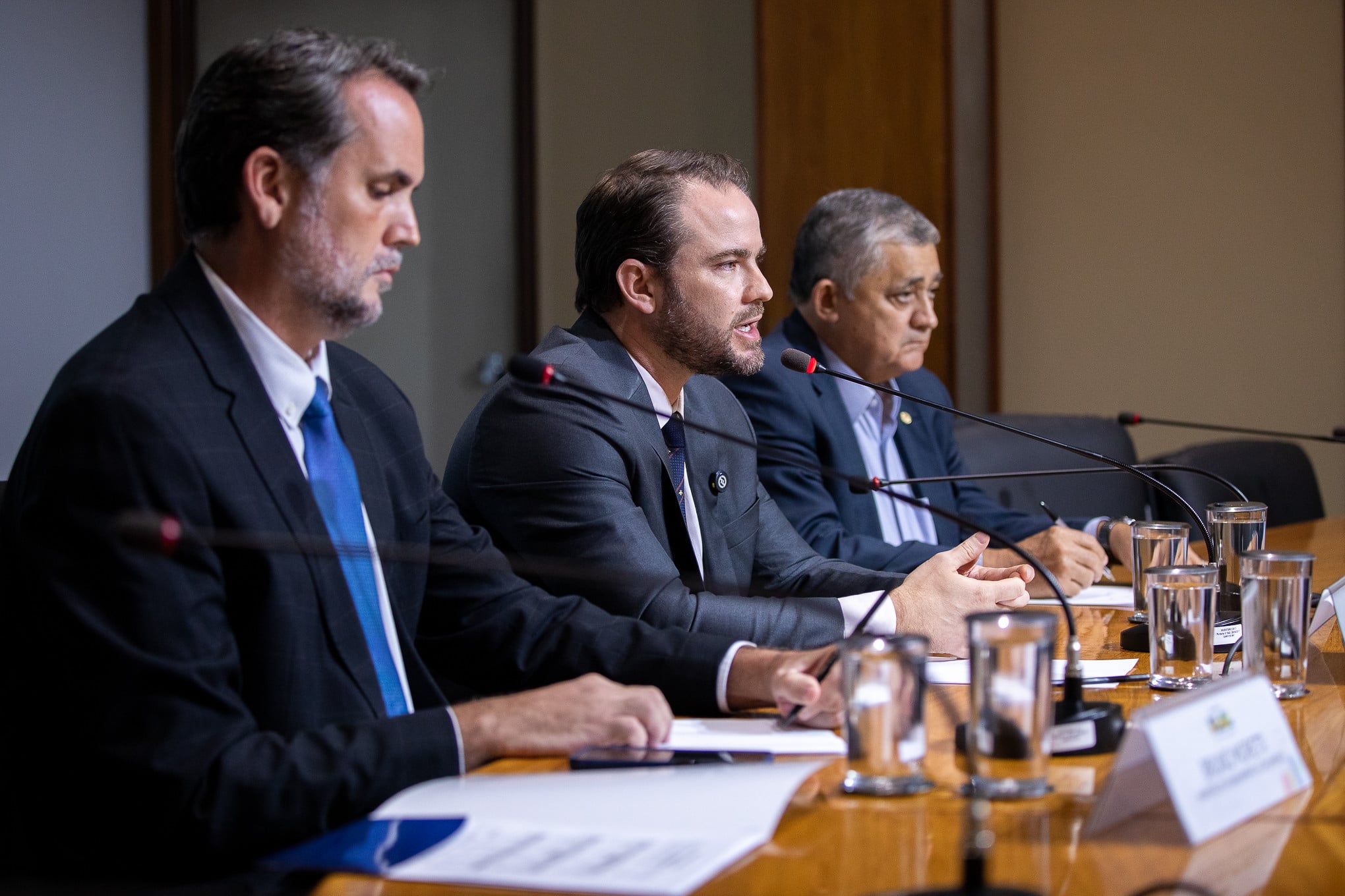 Após ruído sobre gasolina, governo entrega texto orçamentário para subsídios