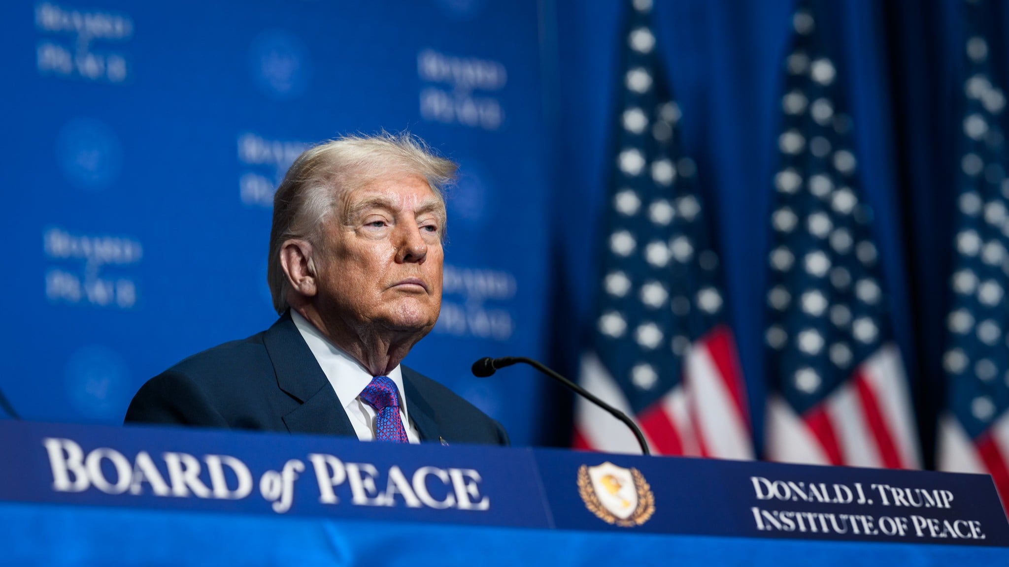 Donald Trump participa de reunião do Conselho de Paz no Instituto Donald J. Trump de Paz, em Washington (D.C.), em 19 de fevereiro de 2026 (Foto Daniel Torok/Casa Branca)