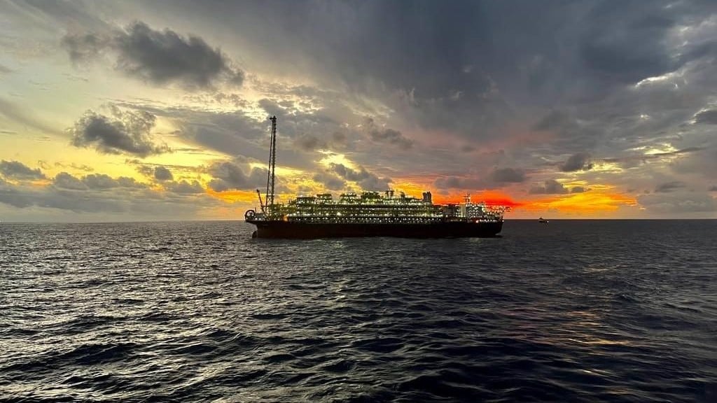 Petróleo fecha em queda com pausa de ataques EUA-Irã e sinais de possível negociação