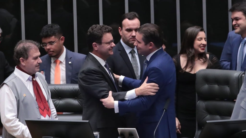 Eleito para o TCU na Câmara, Odair Cunha (PT/MG) cumprimenta Hugo Motta (Republicanos/PB), o presidente da Casa (Foto Bruno Spada/Câmara dos Deputados)
