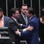 Eleito para o TCU na C&acirc;mara, Odair Cunha (PT/MG) cumprimenta Hugo Motta (Republicanos/PB), o presidente da Casa (Foto Bruno Spada/C&acirc;mara dos Deputados)