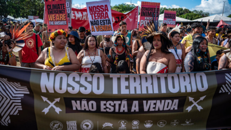 Indígenas propõem "Zonas Livres de Combustíveis Fósseis" no mapa do caminho, durante o 22º Acampamento Terra Livre — ATL 2026 (Foto Edgar Kanaykõ/Greenpeace) Indígenas propõem "Zonas Livres de Combustíveis Fósseis" no mapa do caminho, durante o 22º Acampamento Terra Livre — ATL 2026 (Foto Edgar Kanaykõ/Greenpeace)