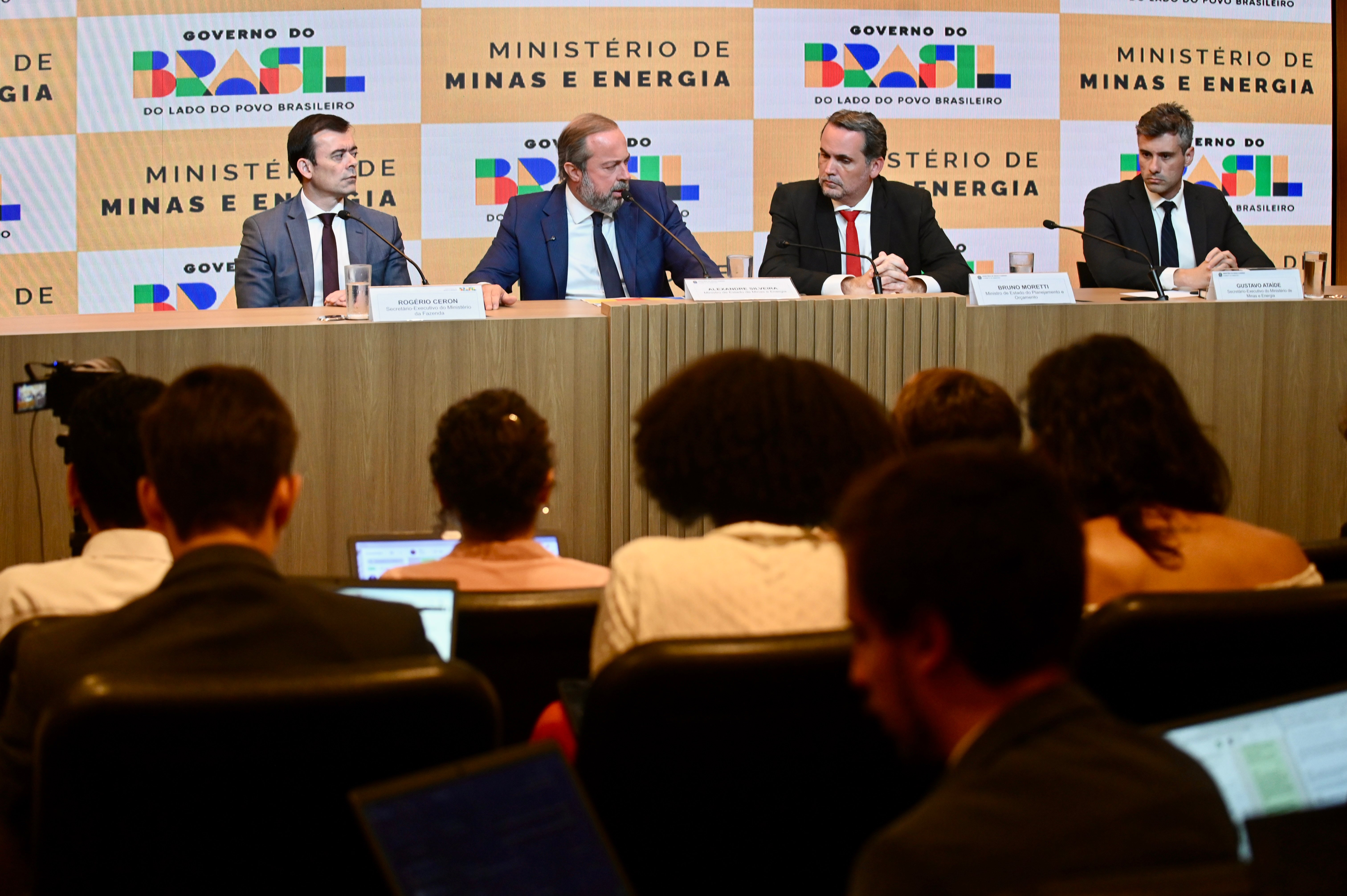 Governo estreia novo modelo de subsídio em primeira medida para alívio da gasolina 