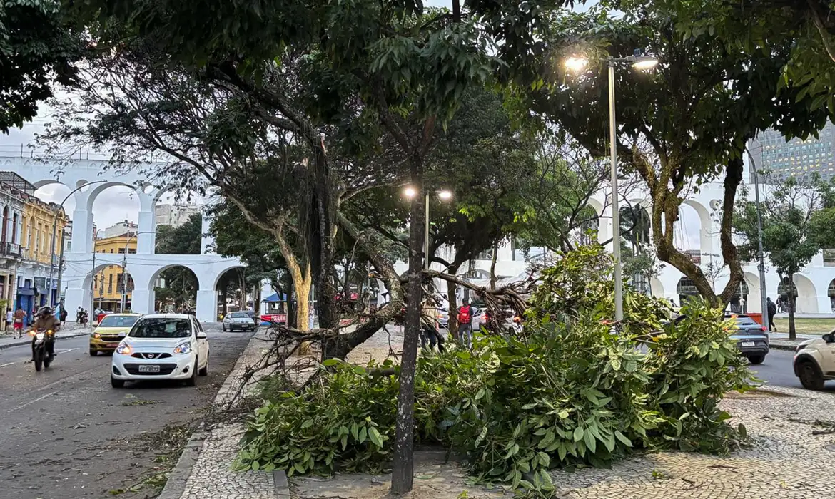 Ventania causa apagão e paralisa transportes no Rio de Janeiro