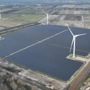 Parque híbrido da Shell em operação em Drenthe, nos Países Baixos. Crédito: Shell