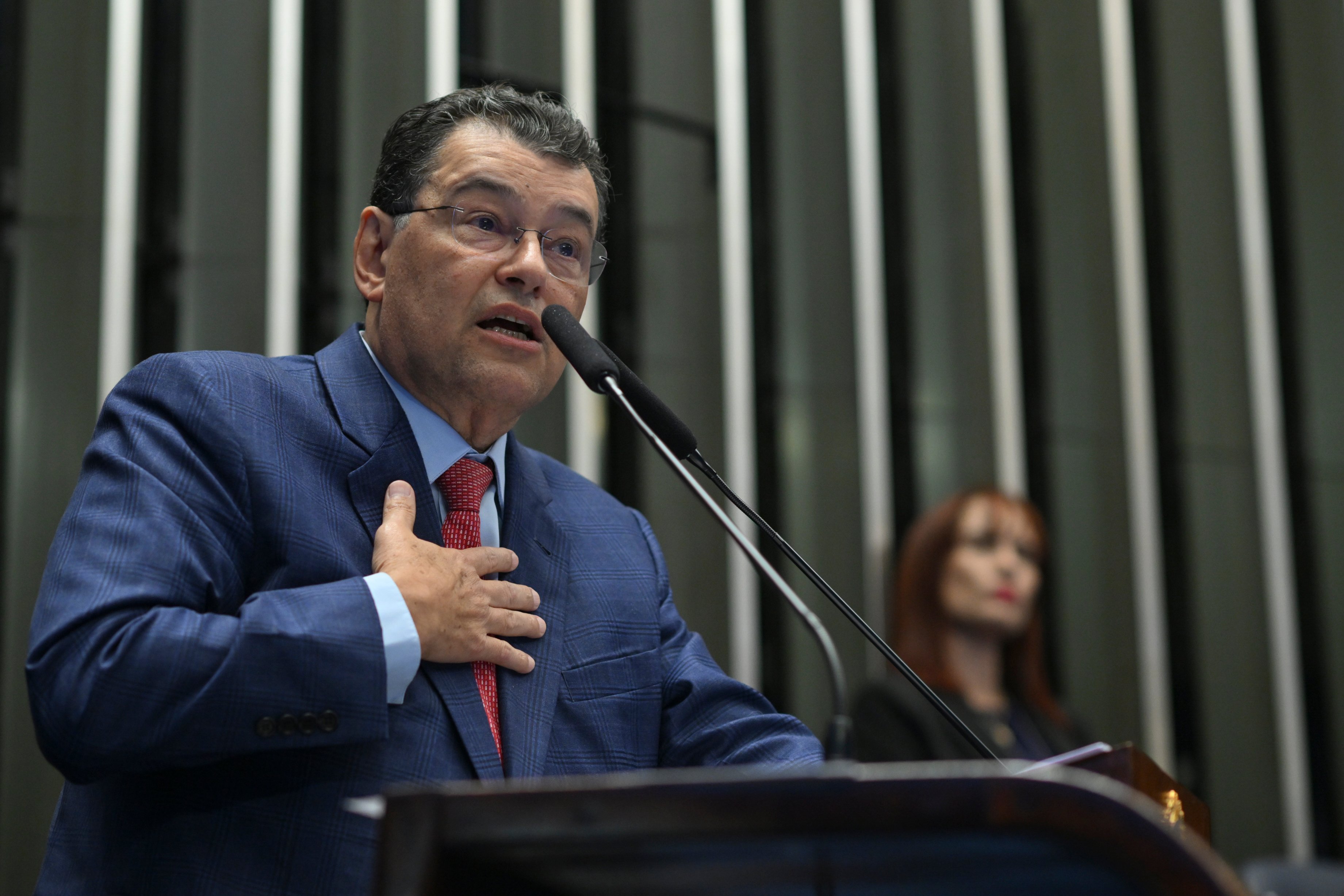 Líder do MDB propõe PEC paralela para regimes de escala após CCJ aprovar fim da 6×1