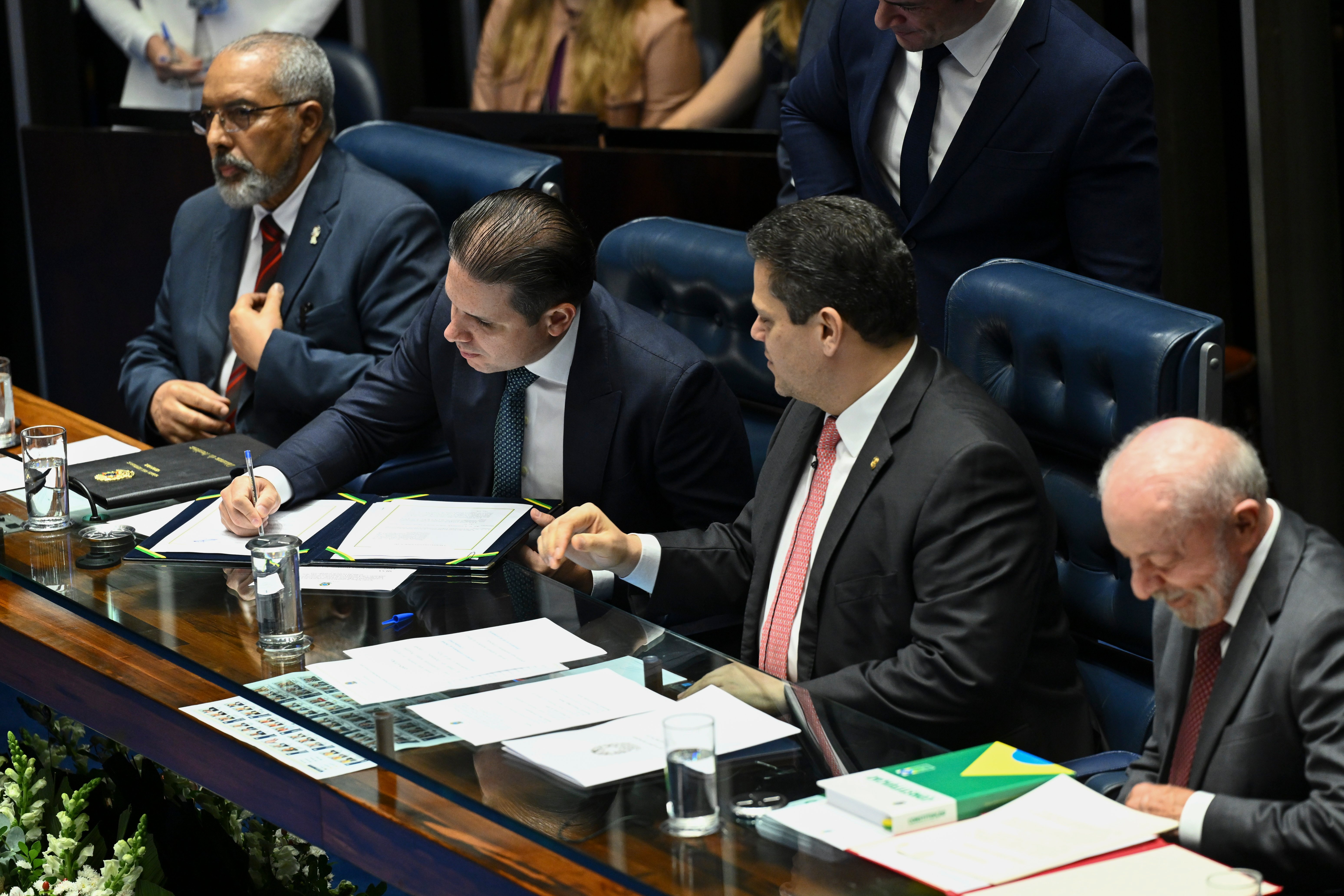 6×1: Senadores articulam PEC para regimes especiais, incluindo O&G