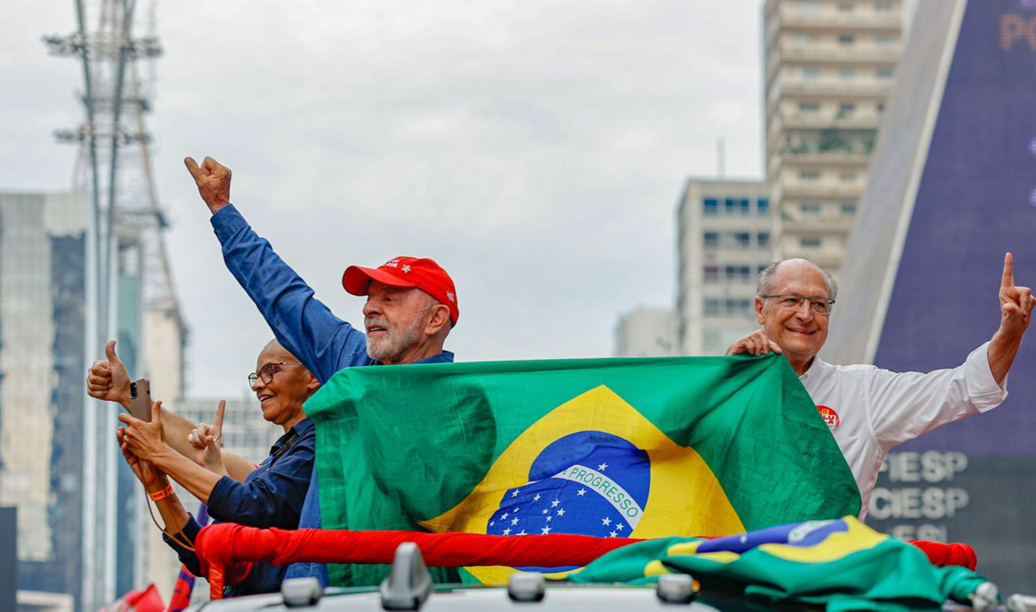 Reeleito, Lula defende regulação de big techs e reserva de data centers para dados nacionais