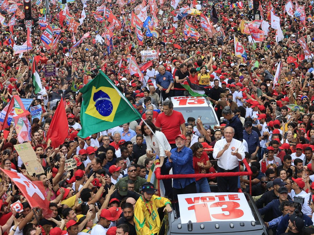 Lula em caminhada de encerramento da campanha na avenida Paulista